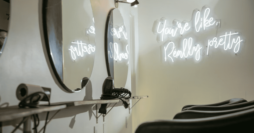 Instalación de señalética corporativa y diseño de interiores - IDEAS Marketing