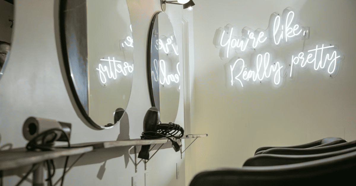 Instalación de señalética corporativa y diseño de interiores - IDEAS Marketing