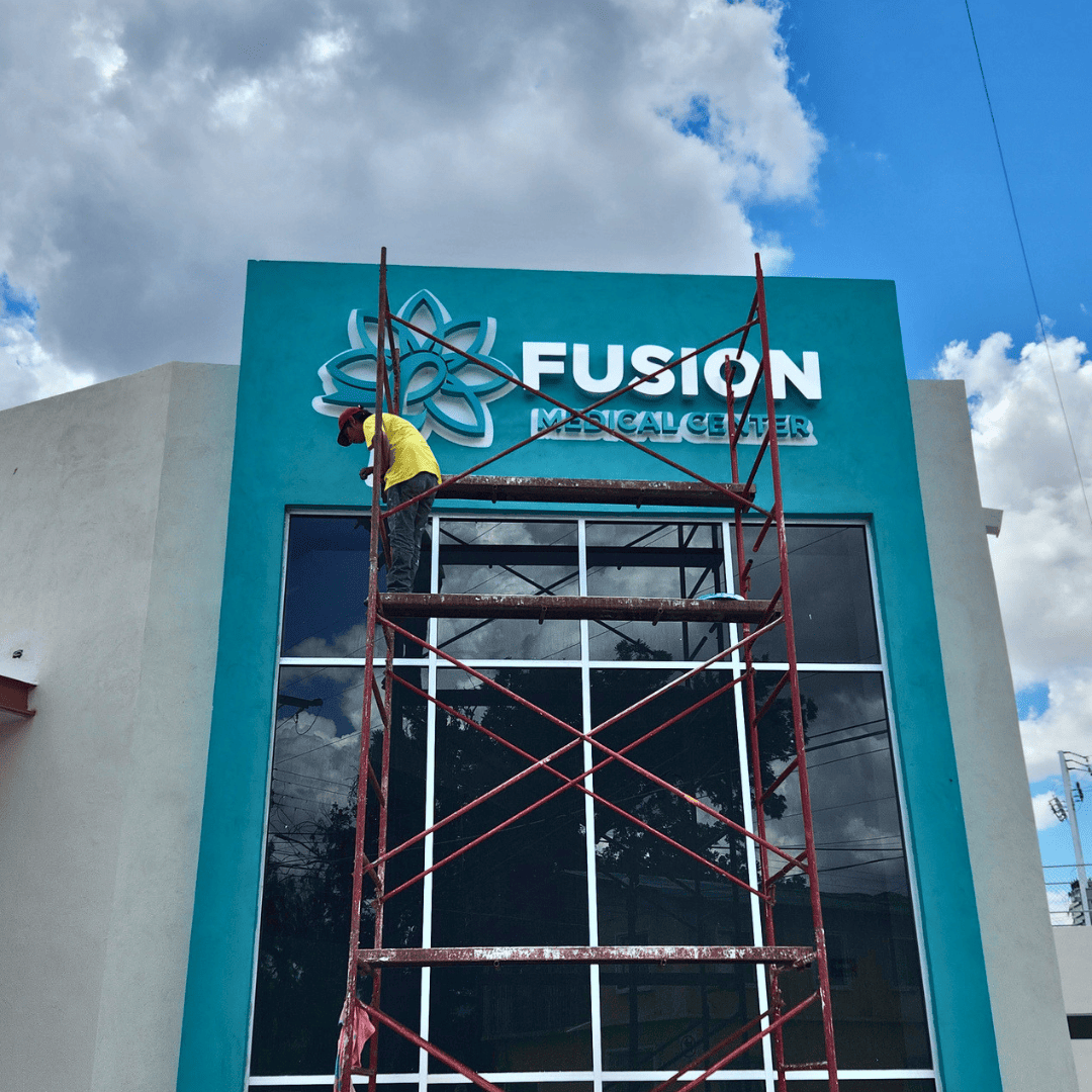IDEAS Marketing_anuncio luminoso_instalacion fusion (1)